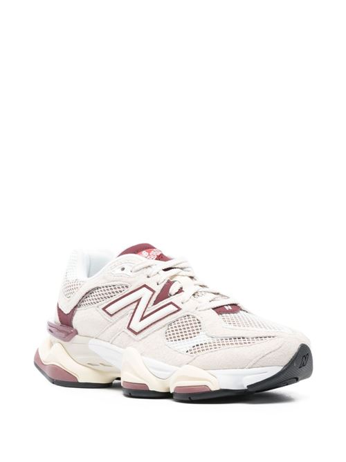 Sneaker 9060 di NEW BALANCE color panna in pelle scamosciata con dettagli rossi, caratteristica intersuola ABZORB®, inserti in rete e punta tonda. NEW BALANCE | U9060PSDLINEN